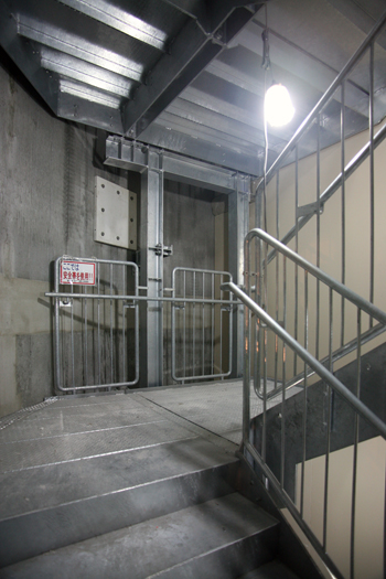 心柱内部の避難階段